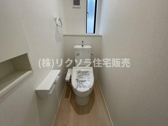 国松町　3号棟　新築一戸建ての設備|2階　トイレ　温水洗浄便座付き
■物件内覧・資金計画相談・住宅ローン相談、リフォーム相談、お問合せ受付中■
※当日・翌日のご内覧、ご相談はお電話でのお問合せがスムーズです！