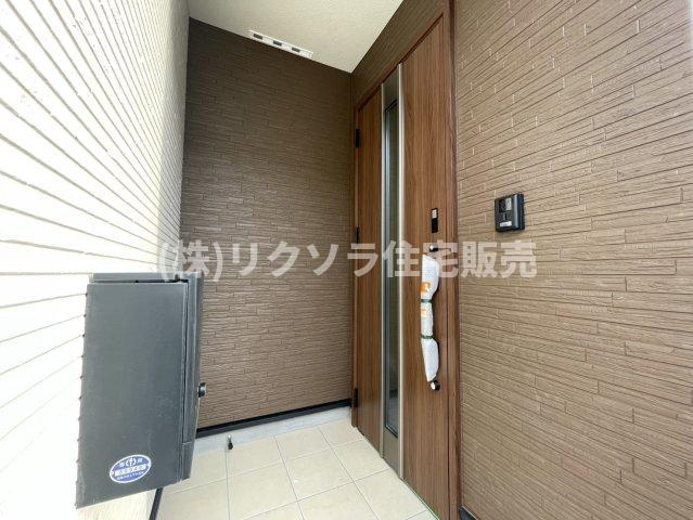国松町　3号棟　新築一戸建ての玄関|■物件内覧・資金計画相談・住宅ローン相談、リフォーム相談、お問合せ受付中■
※当日・翌日のご内覧、ご相談はお電話でのお問合せがスムーズです！