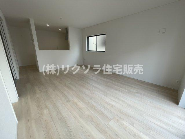 国松町　3号棟　新築一戸建ての居間・リビング|LDK16.0帖
■物件内覧・資金計画相談・住宅ローン相談、リフォーム相談、お問合せ受付中■
※当日・翌日のご内覧、ご相談はお電話でのお問合せがスムーズです！