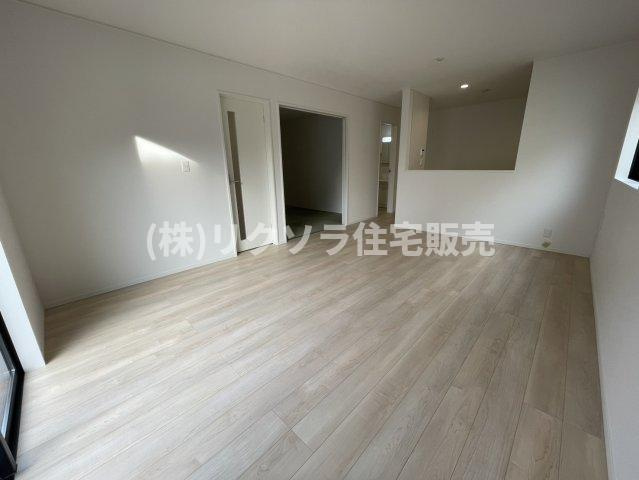 国松町　3号棟　新築一戸建ての居間・リビング|LDK16.0帖
■物件内覧・資金計画相談・住宅ローン相談、リフォーム相談、お問合せ受付中■
※当日・翌日のご内覧、ご相談はお電話でのお問合せがスムーズです！