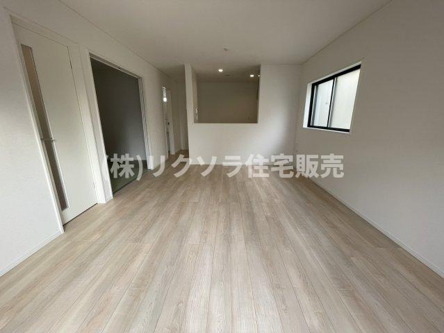 国松町　3号棟　新築一戸建ての居間・リビング|LDK16.0帖
■物件内覧・資金計画相談・住宅ローン相談、リフォーム相談、お問合せ受付中■
※当日・翌日のご内覧、ご相談はお電話でのお問合せがスムーズです！