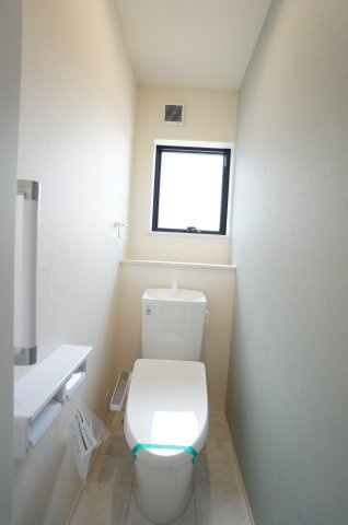 リーブルガーデン常滑市　小林町2丁目　1号棟のトイレ|2ヶ所あるトイレは、お掃除しやすい機能や工夫が満載。スッキリコンパクトなシャワートイレで温水洗浄便座で冬は暖かく快適です