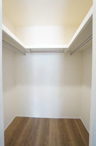 リーブルガーデン常滑市　小林町2丁目　1号棟の収納|たっぷり収納可能なウォークインクローゼット。衣替えや整理整頓を効率的に行えるのが魅力的です。大容量の収納は収納家具を減らしてくれるのでお部屋を広く見せてくれます。