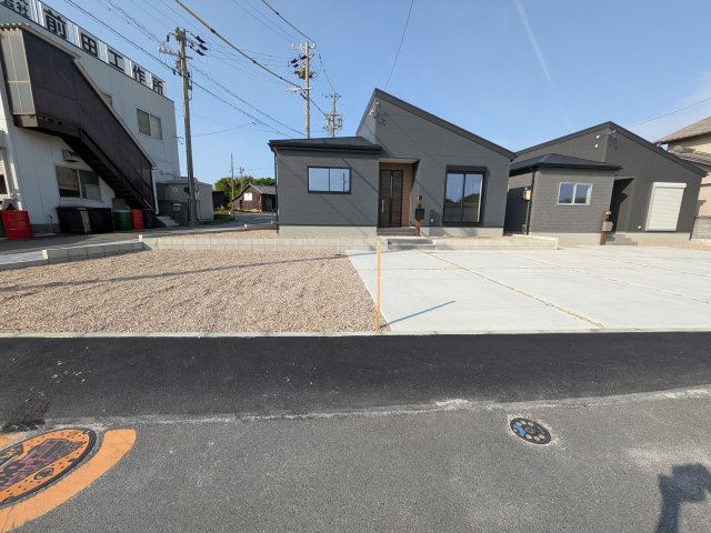 リーブルガーデン常滑市　小林町2丁目　1号棟の駐車場|92坪の広々とした敷地は清々しい開放感が広がる贅沢なロケーション。駐車スペース3台～4台可能♪