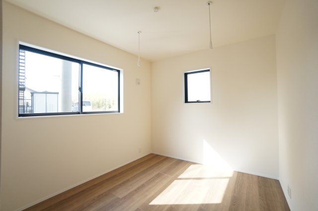 リーブルガーデン常滑市　小林町2丁目　1号棟の洋室|玄関横の5.4帖洋室は日当たりが良く、室内干しができる脱着タイプの竿掛けがあり
ランドリースペースとしても活用して頂けます。