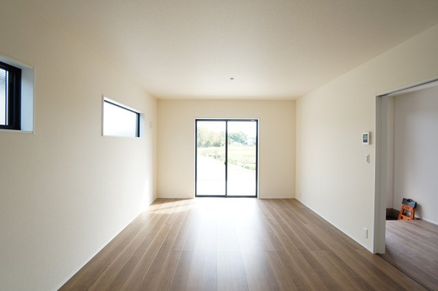 リーブルガーデン常滑市　小林町2丁目　1号棟の居間・リビング|対面式のキッチンからは明るいリビングで過ごす家族を見守れます。
リビング・ダイニング・キッチンが一体の空間で自然と会話が弾む暮らしが叶います。