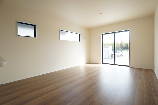 リーブルガーデン常滑市　小林町2丁目　1号棟の居間・リビング|2方向に窓があり、風通しの良い明るく開放的な16帖のリビング。ナチュラルな内装でホッと安らぐ空間です。
家族みんなが笑顔になれる居心地の良い空間が広がります。