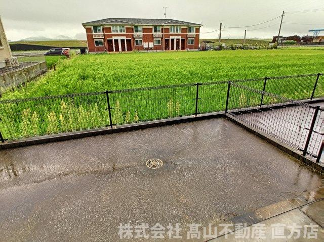 直方市大字感田のアパートの庭