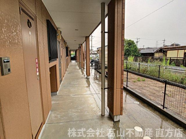 直方市大字感田のアパートのエントランス