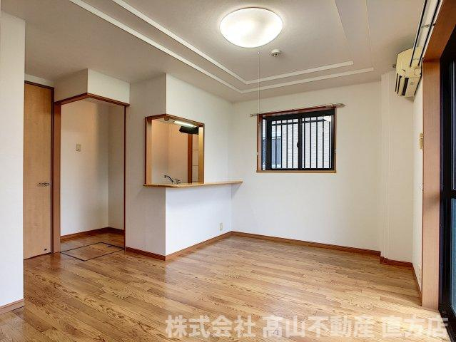 直方市大字感田のアパートの居間・リビング