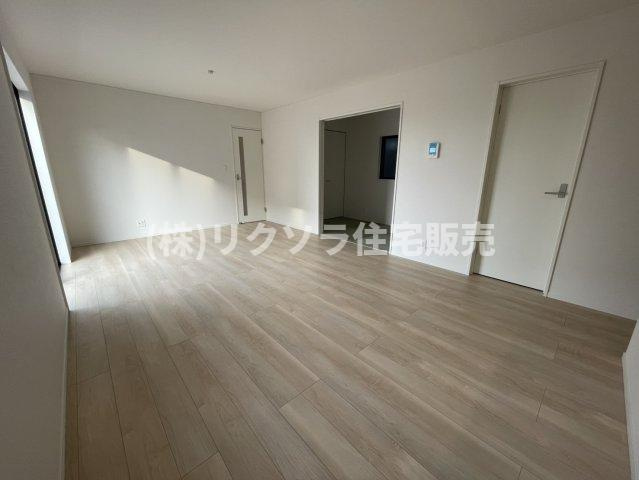 国松町　4号棟　新築一戸建ての居間・リビング|■物件内覧・資金計画相談・住宅ローン相談、リフォーム相談、お問合せ受付中■
※当日・翌日のご内覧、ご相談はお電話でのお問合せがスムーズです！