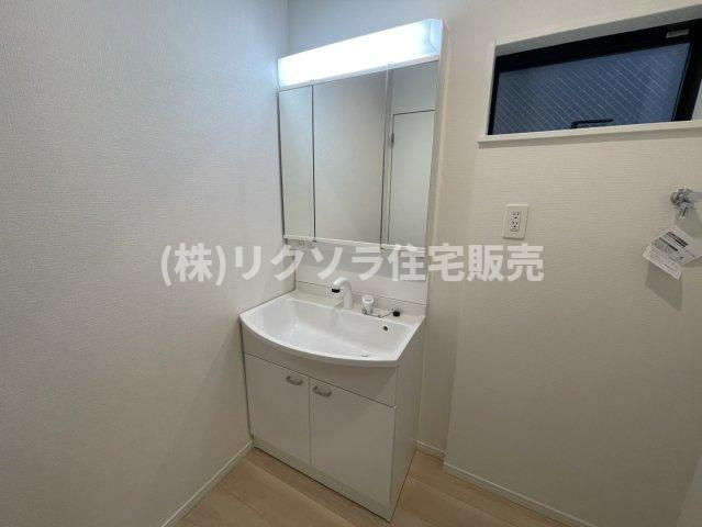 国松町　4号棟　新築一戸建ての独立洗面台|■物件内覧・資金計画相談・住宅ローン相談、リフォーム相談、お問合せ受付中■
※当日・翌日のご内覧、ご相談はお電話でのお問合せがスムーズです！