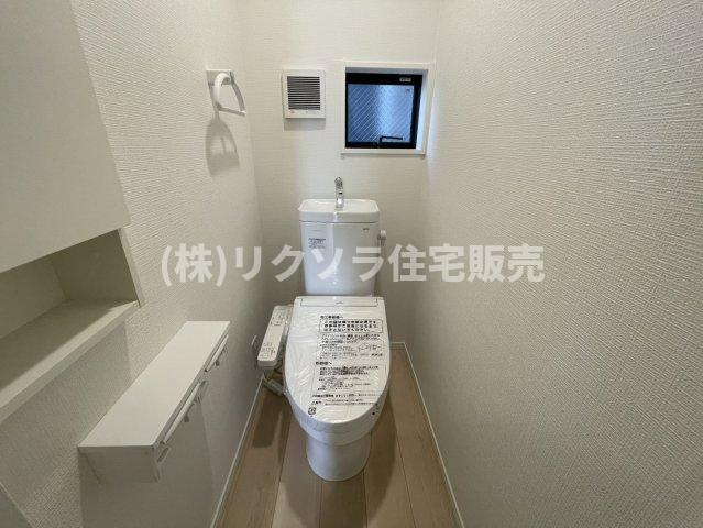 国松町　4号棟　新築一戸建てのトイレ|■物件内覧・資金計画相談・住宅ローン相談、リフォーム相談、お問合せ受付中■
※当日・翌日のご内覧、ご相談はお電話でのお問合せがスムーズです！