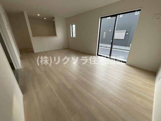 国松町　4号棟　新築一戸建ての居間・リビング|■物件内覧・資金計画相談・住宅ローン相談、リフォーム相談、お問合せ受付中■
※当日・翌日のご内覧、ご相談はお電話でのお問合せがスムーズです！