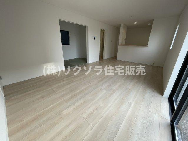 国松町　4号棟　新築一戸建ての居間・リビング|■物件内覧・資金計画相談・住宅ローン相談、リフォーム相談、お問合せ受付中■
※当日・翌日のご内覧、ご相談はお電話でのお問合せがスムーズです！