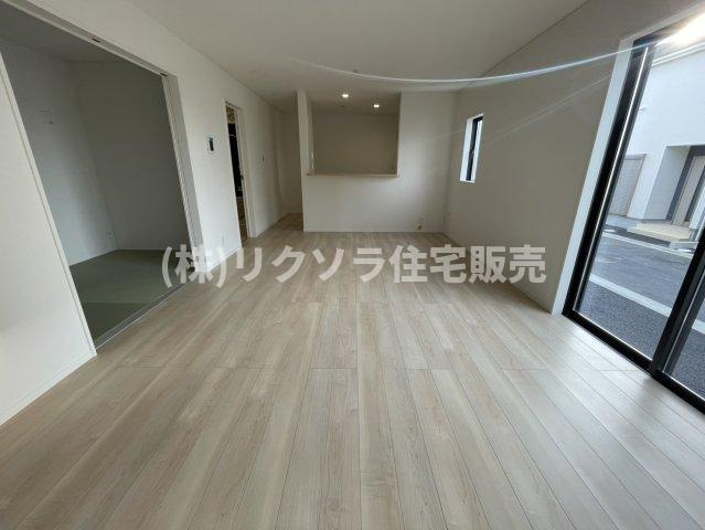 国松町　4号棟　新築一戸建ての居間・リビング|■物件内覧・資金計画相談・住宅ローン相談、リフォーム相談、お問合せ受付中■
※当日・翌日のご内覧、ご相談はお電話でのお問合せがスムーズです！