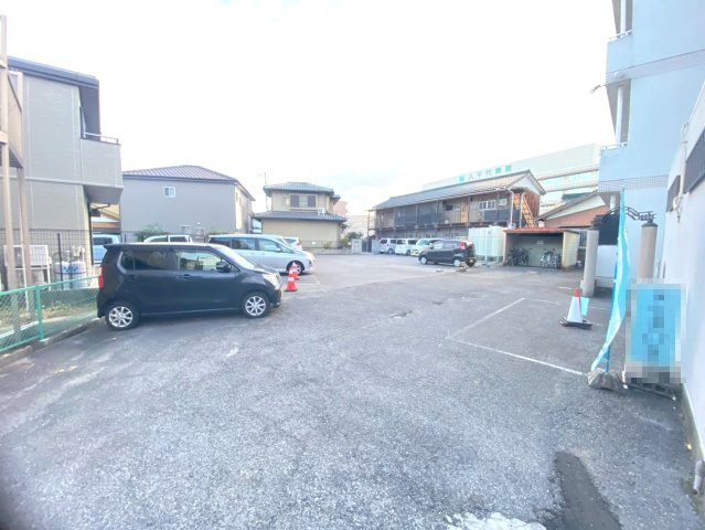 第三新安城ビルの駐車場