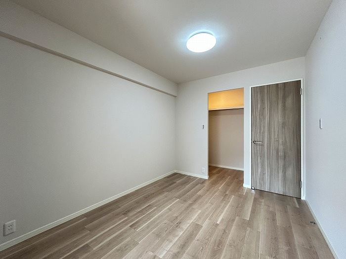 コスモ舞子坂の洋室|お部屋は４．９帖と狭めですが、広いウォークインクローゼットが付いています♪