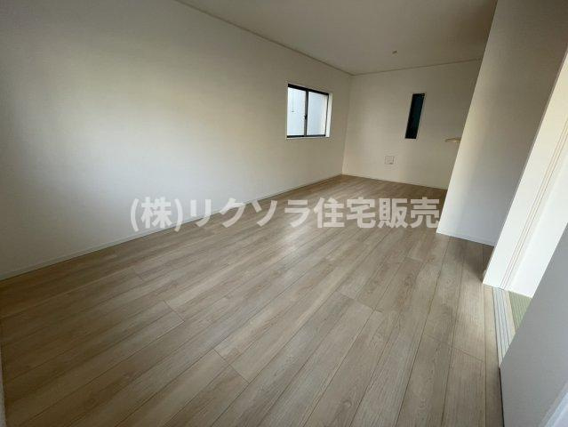 国松町　5号棟　新築一戸建ての居間・リビング|LDK16.2帖
■物件内覧・資金計画相談・住宅ローン相談、リフォーム相談、お問合せ受付中■
※当日・翌日のご内覧、ご相談はお電話でのお問合せがスムーズです！