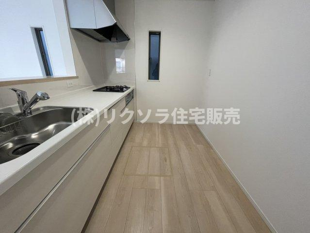 国松町　5号棟　新築一戸建てのキッチン|LDK16.2帖
■物件内覧・資金計画相談・住宅ローン相談、リフォーム相談、お問合せ受付中■
※当日・翌日のご内覧、ご相談はお電話でのお問合せがスムーズです！