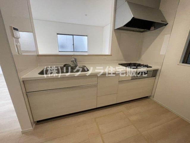 国松町　5号棟　新築一戸建てのキッチン|LDK16.2帖
■物件内覧・資金計画相談・住宅ローン相談、リフォーム相談、お問合せ受付中■
※当日・翌日のご内覧、ご相談はお電話でのお問合せがスムーズです！