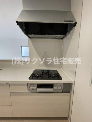 国松町　5号棟　新築一戸建てのキッチン|ビルトイン三口コンロ
■物件内覧・資金計画相談・住宅ローン相談、リフォーム相談、お問合せ受付中■
※当日・翌日のご内覧、ご相談はお電話でのお問合せがスムーズです！