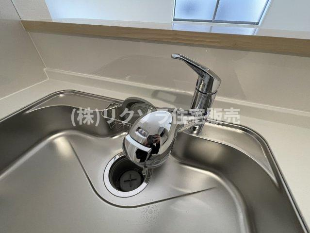 国松町　5号棟　新築一戸建てのキッチン|浄水器付き水栓
■物件内覧・資金計画相談・住宅ローン相談、リフォーム相談、お問合せ受付中■
※当日・翌日のご内覧、ご相談はお電話でのお問合せがスムーズです！