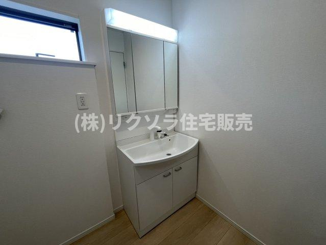 国松町　5号棟　新築一戸建ての独立洗面台|■物件内覧・資金計画相談・住宅ローン相談、リフォーム相談、お問合せ受付中■
※当日・翌日のご内覧、ご相談はお電話でのお問合せがスムーズです！