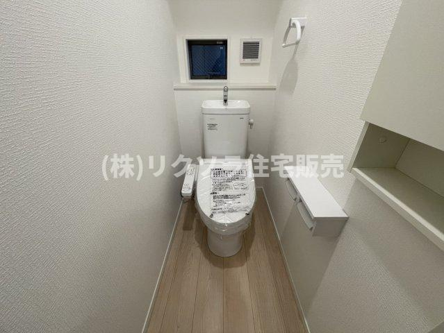 国松町　5号棟　新築一戸建てのトイレ|1階　温水洗浄便座付き
■物件内覧・資金計画相談・住宅ローン相談、リフォーム相談、お問合せ受付中■
※当日・翌日のご内覧、ご相談はお電話でのお問合せがスムーズです！