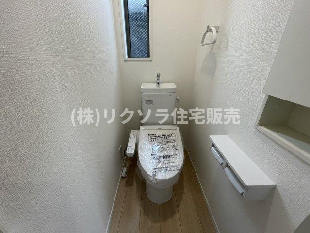 国松町　5号棟　新築一戸建ての設備|2階　トイレ　温水洗浄便座付き
■物件内覧・資金計画相談・住宅ローン相談、リフォーム相談、お問合せ受付中■
※当日・翌日のご内覧、ご相談はお電話でのお問合せがスムーズです！