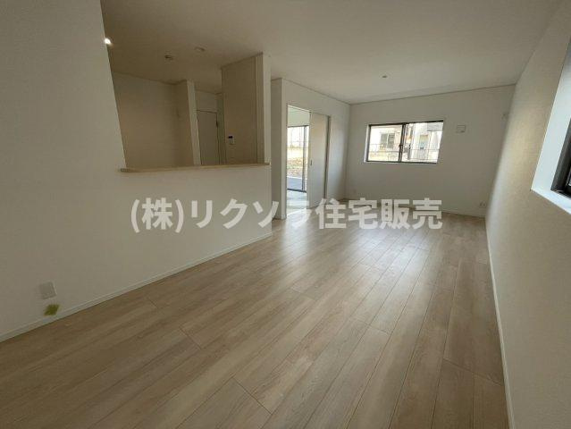 国松町　5号棟　新築一戸建ての居間・リビング|LDK16.2帖
■物件内覧・資金計画相談・住宅ローン相談、リフォーム相談、お問合せ受付中■
※当日・翌日のご内覧、ご相談はお電話でのお問合せがスムーズです！