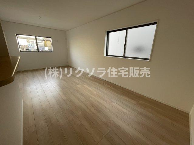 国松町　5号棟　新築一戸建ての居間・リビング|LDK16.2帖
■物件内覧・資金計画相談・住宅ローン相談、リフォーム相談、お問合せ受付中■
※当日・翌日のご内覧、ご相談はお電話でのお問合せがスムーズです！