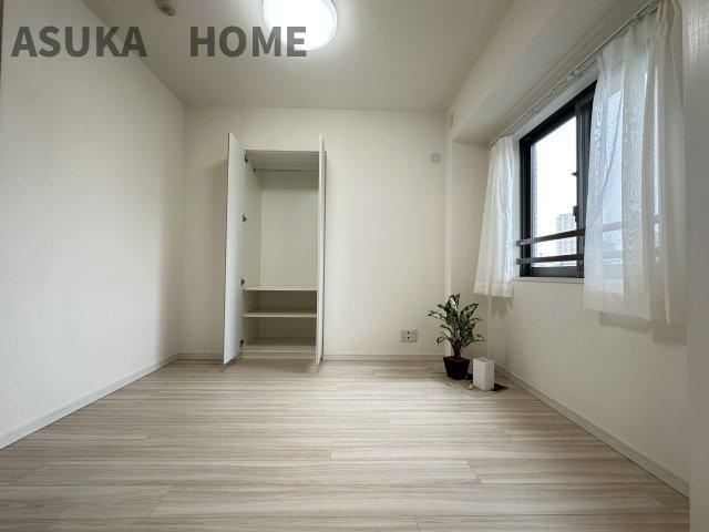 セルアージュ横濱大口ＬｅｓⅡ 304号室の洋室|明るい陽当たりが木目の床が映えるお部屋です。収納スペースもあります。