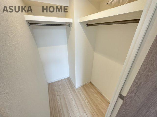 セルアージュ横濱大口ＬｅｓⅡ 304号室の収納|枕棚があるクローゼットは多様なお洋服の収納にも対応しやすく、大切なお洋服をきれいな状態で収納できます
