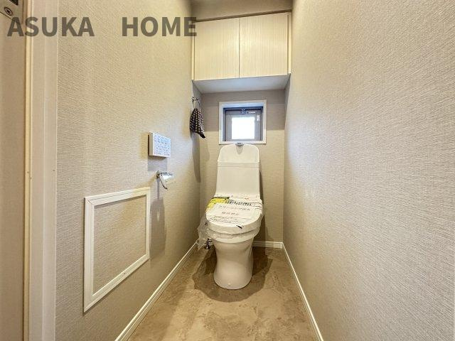 セルアージュ横濱大口ＬｅｓⅡ 304号室のトイレ|温水洗浄便座のトイレ設備です！トイレ上部にはあると便利な吊戸棚を設置！！