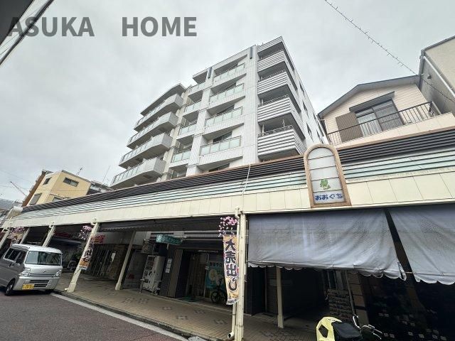 セルアージュ横濱大口ＬｅｓⅡ 304号室の外観|暮らしに便利な商業施設が揃う活気ある商店街の中にあるマンションです。