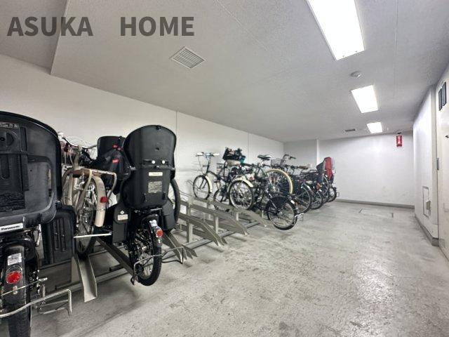 セルアージュ横濱大口ＬｅｓⅡ 304号室の駐輪場|屋内駐輪スペースは風雨をしっかり避けられるので大切な自転車のサビ防止に嬉しい設備です。。