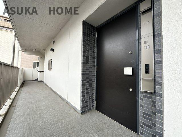 セルアージュ横濱大口ＬｅｓⅡ 304号室の玄関|角部屋なので玄関前の廊下は人通りが少ないプライベート性の高いお部屋です。