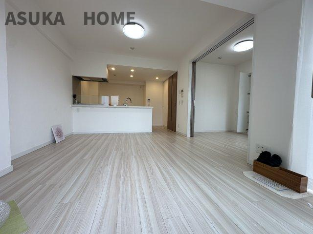 セルアージュ横濱大口ＬｅｓⅡ 304号室の居間・リビング|LDKと隣接した洋室は、リビングを広く使う事もできるので汎用性が高いリビングになってます。