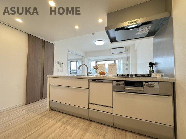 セルアージュ横濱大口ＬｅｓⅡ 304号室のキッチン|LDKが見渡せるカウンターキッチン、お料理をしながら家族との団欒の時間も過ごせるキッチンです♪