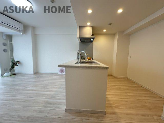 セルアージュ横濱大口ＬｅｓⅡ 304号室のキッチン|ご夫婦や親子での料理をする時間が楽しくなる使い勝手の良い、広々調理スペースです