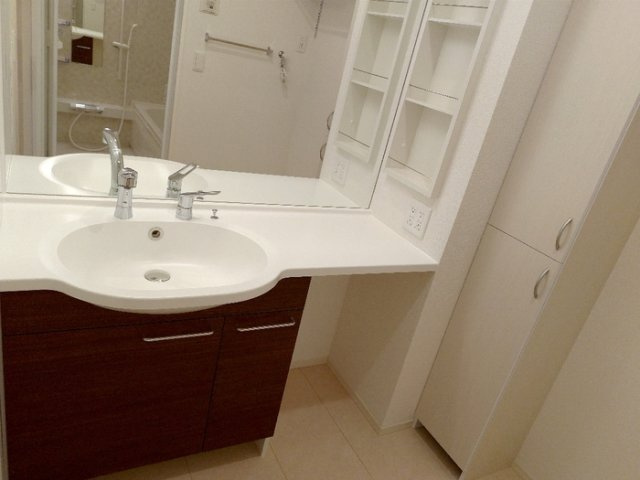 ｴﾐﾈﾝｽ ﾊﾟﾚ/ｻﾝﾗｲｽﾞ ﾊﾟﾚ ｴﾐﾈﾝｽ ﾊﾟﾚの洋室|北側洋室