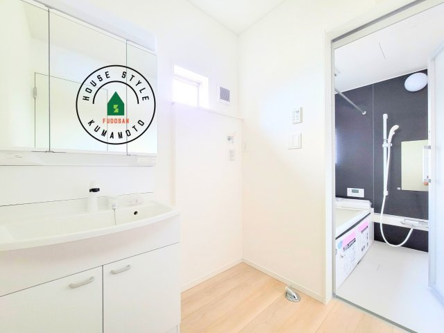 熊本市北区植木町岩野第1-2棟(2号棟)の内観：施工例|ゆとりの洗面スペースで朝の身支度もスムーズに。暮らしを快適に変えるシャワー付洗面台です！