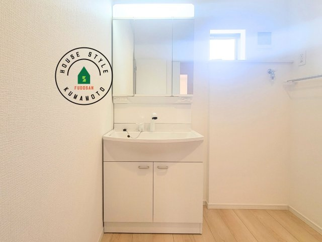 熊本市北区植木町岩野第1-2棟(2号棟)の内観：施工例|毎日使うものだから清潔な空間を保ちたい水回り。洗面にはそんな願いを解消させてくれる収納アイデアが満載です。三面鏡の裏側にはキャビネットが現れ小物から背の高い物まで収納できます。