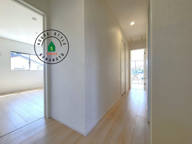 熊本市北区植木町岩野第1-2棟(2号棟)の内観：施工例|平屋はワンフロアしかないため、部屋と部屋の距離が近くなります。 生活音の緩衝材として廊下を活用するのがおすすめです。