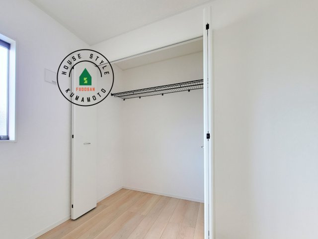 熊本市北区植木町岩野第1-2棟(2号棟)の内観：施工例|【WIC（ウォークインクローゼット）】 たくさんの洋服をかけてもシワになりにくいウォークインクローゼット。洋服以外にも、普段使わない家電やスーツケース、ストック品など何でも片付く嬉しい空間です。