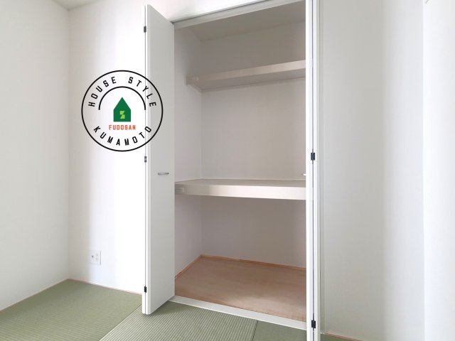 熊本市北区植木町岩野第1-2棟(2号棟)の内観：施工例|壁面クローゼットのメリットは、衣類が横一列に並ぶためひと目で洋服が選びやすいこと。衣類をたくさんお持ちの方も、限られたスペース内に無理なく収納することができます。