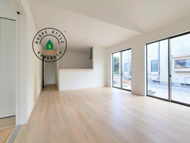 熊本市北区植木町岩野第1-2棟(2号棟)の内観：施工例|キッチンからリビングをしっかり確認できます。家族の笑顔があふれる空間になりそうですね。