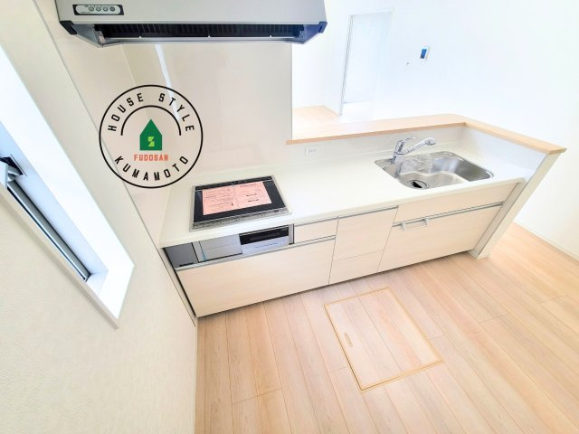 熊本市北区植木町岩野第1-2棟(2号棟)の内観：施工例|ご家族を近くに感じられる対面キッチンのLDK。会話もはずみそうですね。