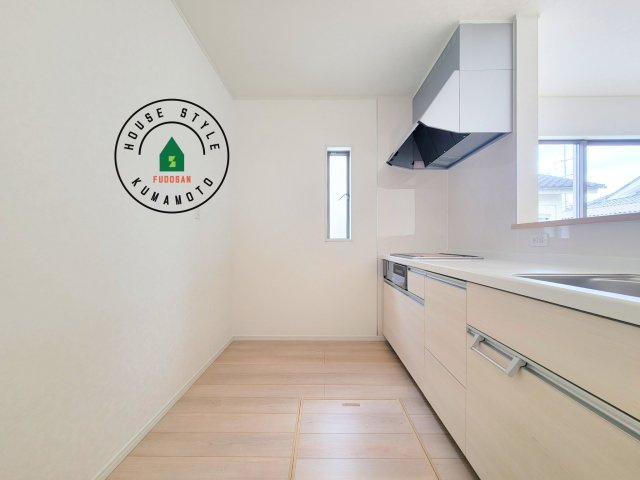 熊本市北区植木町岩野第1-2棟(2号棟)の内観：施工例|カウンターキッチンなら、リビングで遊ぶ子供の様子を見ながら料理ができるので安心です。料理を運んでもらったり、子供にお手伝いしてもらいやすいのもいいですね。